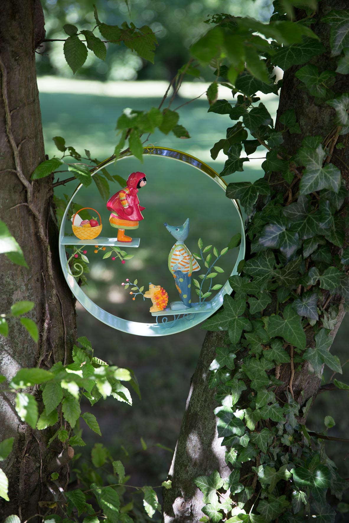 idee mobile en metal pour enfant, le loup et le chaperon rouge, mobile decoratif pour enfant, decoration de chambre d'enfant, mobile feerique, fabrication artisanale, peint a la main, creation française, marque française l'oiseau bateau, cadeau de naissance original