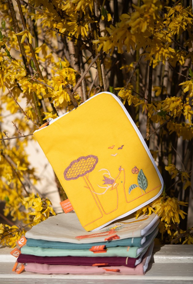 idee protege carnet de sante bebe, protege carnet de sante personnalise, theme daim, couleur jaune, tissus 100% coton oeko tex, cadeau de naissance personnalisé, cadeau de naissance original, design français, marque française, l'oiseau bateau, cadeau de noël bébé, cadeau de noël personnalisé
