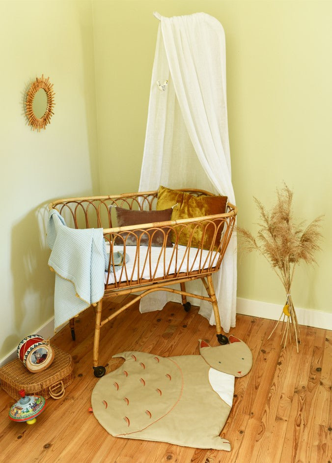 idee tapis d’éveil bebe, tapis en tissu, tapis ecureuil noisette, coton 100% Oeko-tex, idee cadeau de naissance, decoration chambre bebe, decoration chambre enfant, design français, creation française, marque française, l’oiseau bateau.