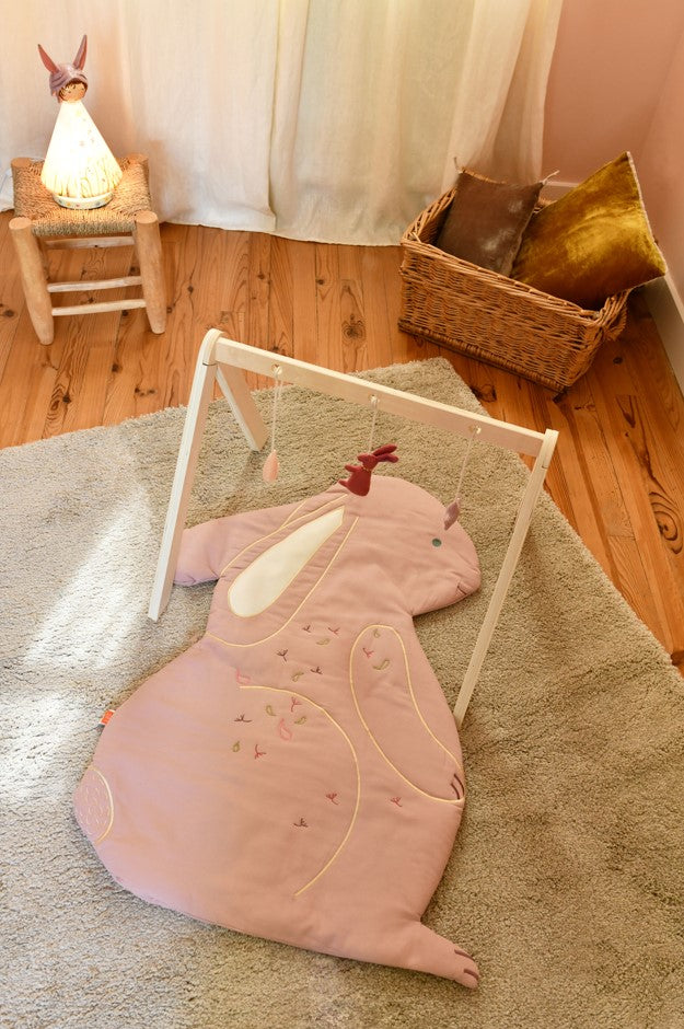 idee tapis d’éveil bebe, tapis en tissu, tapis lapin rose, coton 100% Oeko-tex, idee cadeau de naissance, decoration chambre bebe, decoration chambre enfant, design français, création française, marque française, l’oiseau bateau.