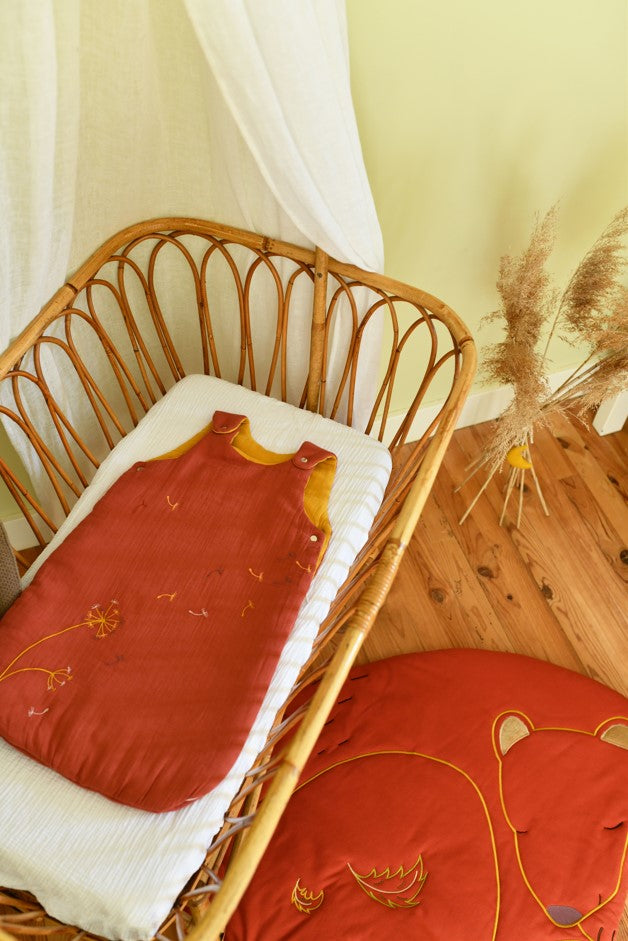 idee tapis d’éveil bebe, tapis en tissu, tapis ours brique, coton 100% Oeko-tex, idee cadeau de naissance, decoration chambre bebe, decoration chambre enfant, design français, création française, marque française, l’oiseau bateau.
