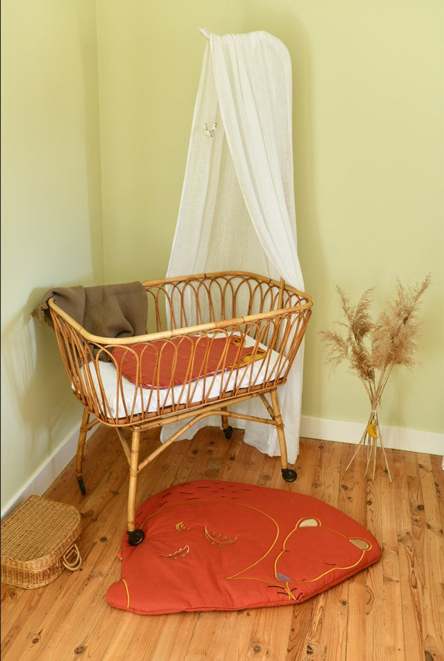 idee tapis d’éveil bebe, tapis en tissu, tapis ours brique, coton 100% Oeko-tex, idee cadeau de naissance, decoration chambre bebe, decoration chambre enfant, design français, création française, marque française, l’oiseau bateau.
