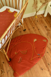 idee tapis d’éveil bebe, tapis en tissu, tapis ours brique, coton 100% Oeko-tex, idee cadeau de naissance, decoration chambre bebe, decoration chambre enfant, design français, création française, marque française, l’oiseau bateau.