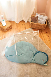 idee tapis d’éveil bebe, tapis en tissu, tapis pingouin bleu ocean, coton 100% Oeko-tex, idee cadeau de naissance, decoration chambre bebe, decoration chambre enfant, design français, création française, marque française, l’oiseau bateau.