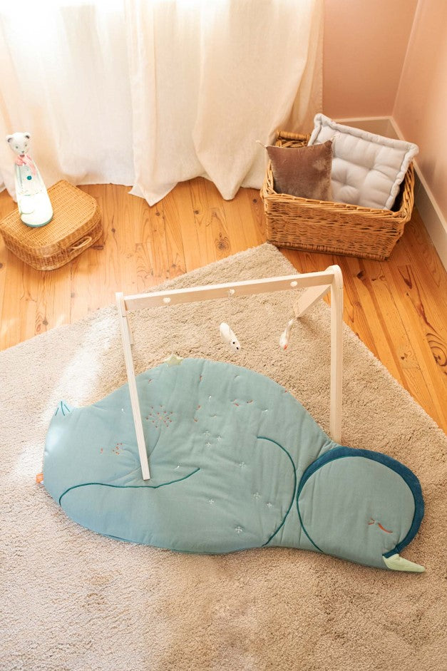 idee tapis d’éveil bebe, tapis en tissu, tapis pingouin bleu ocean, coton 100% Oeko-tex, idee cadeau de naissance, decoration chambre bebe, decoration chambre enfant, design français, création française, marque française, l’oiseau bateau.