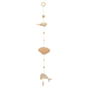idee mobile decoratif pour enfant en forme de baleine, decoration chambre d'enfant, mobile pour bebe en tissu, mobile perle bois naturel, creation française, marque française, l'oiseau bateau