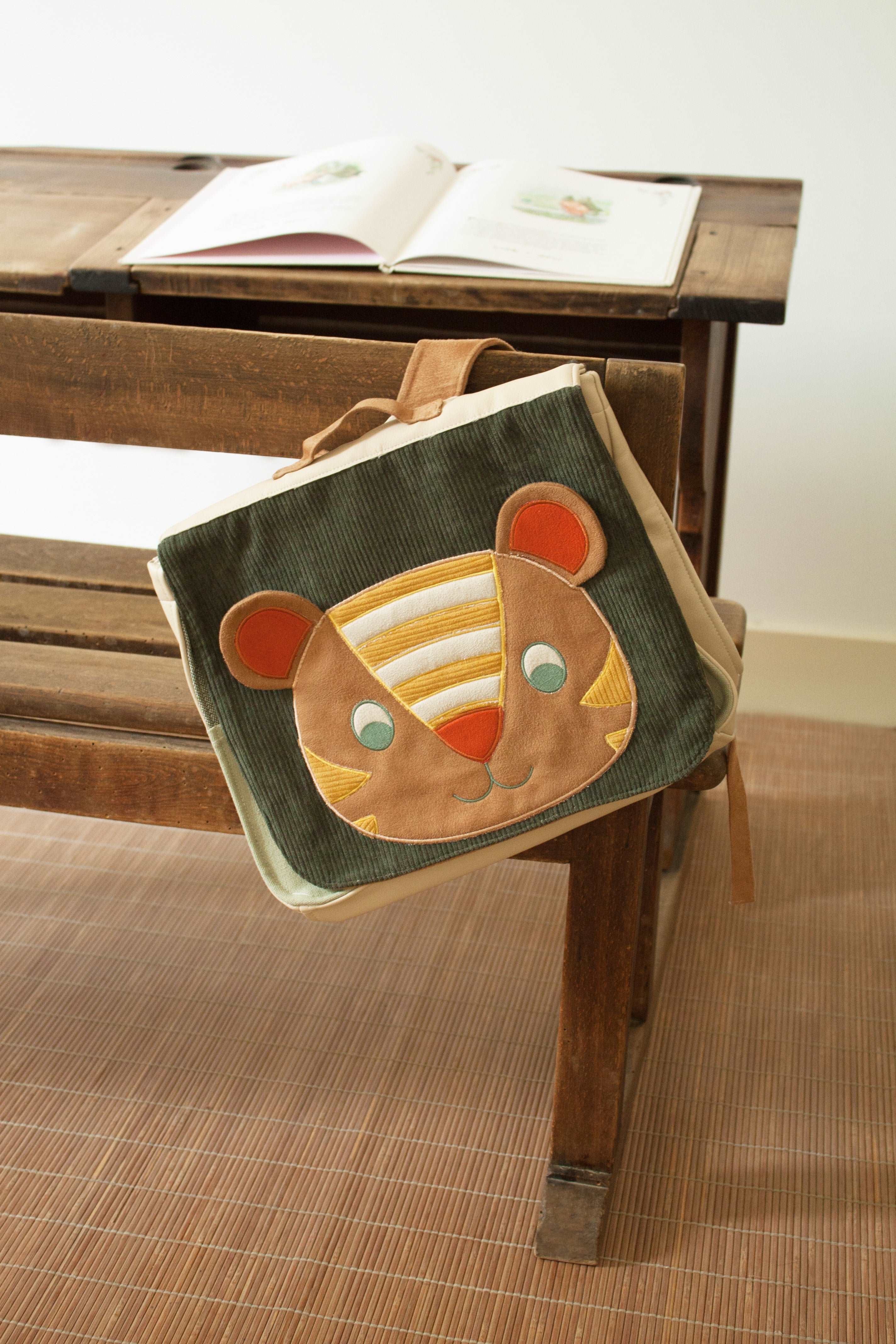 idee cartable maternelle, cartable enfant personnalise, cartable personnalisable, cartable avec prenom, cadeau premiere rentree, rentree maternelle, theme tigre, coton 100% oeko-tex, creation française, design français, marque française, l’oiseau bateau.