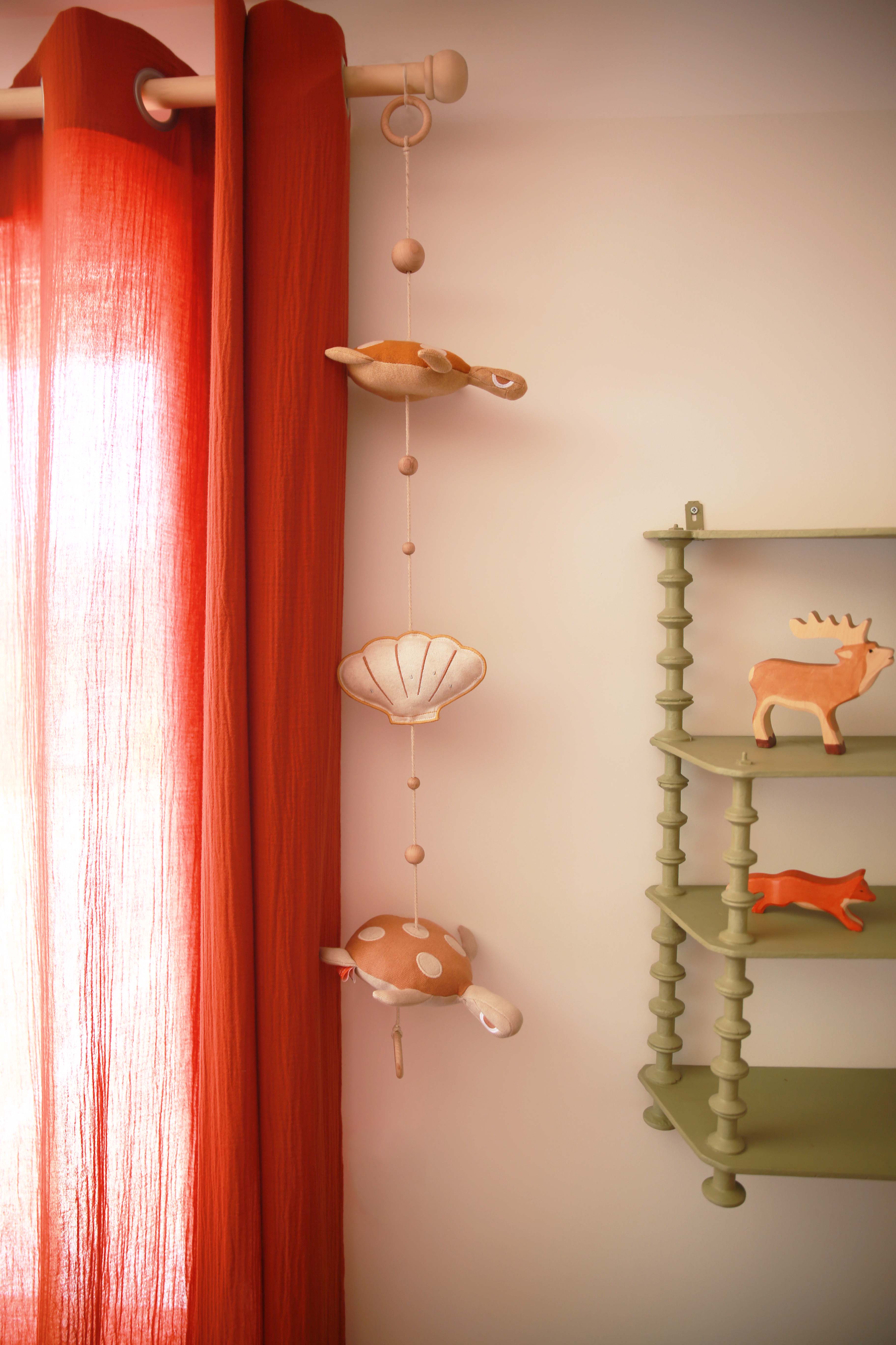 idee mobile decoratif pour enfant en forme de tortue, decoration chambre d'enfant, mobile pour bebe en tissu, mobile perle bois naturel, creation française, marque française, l'oiseau bateau