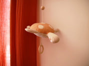 idee mobile decoratif pour enfant en forme de tortue, decoration chambre d'enfant, mobile pour bebe en tissu, mobile perle bois naturel, creation française, marque française, l'oiseau bateau