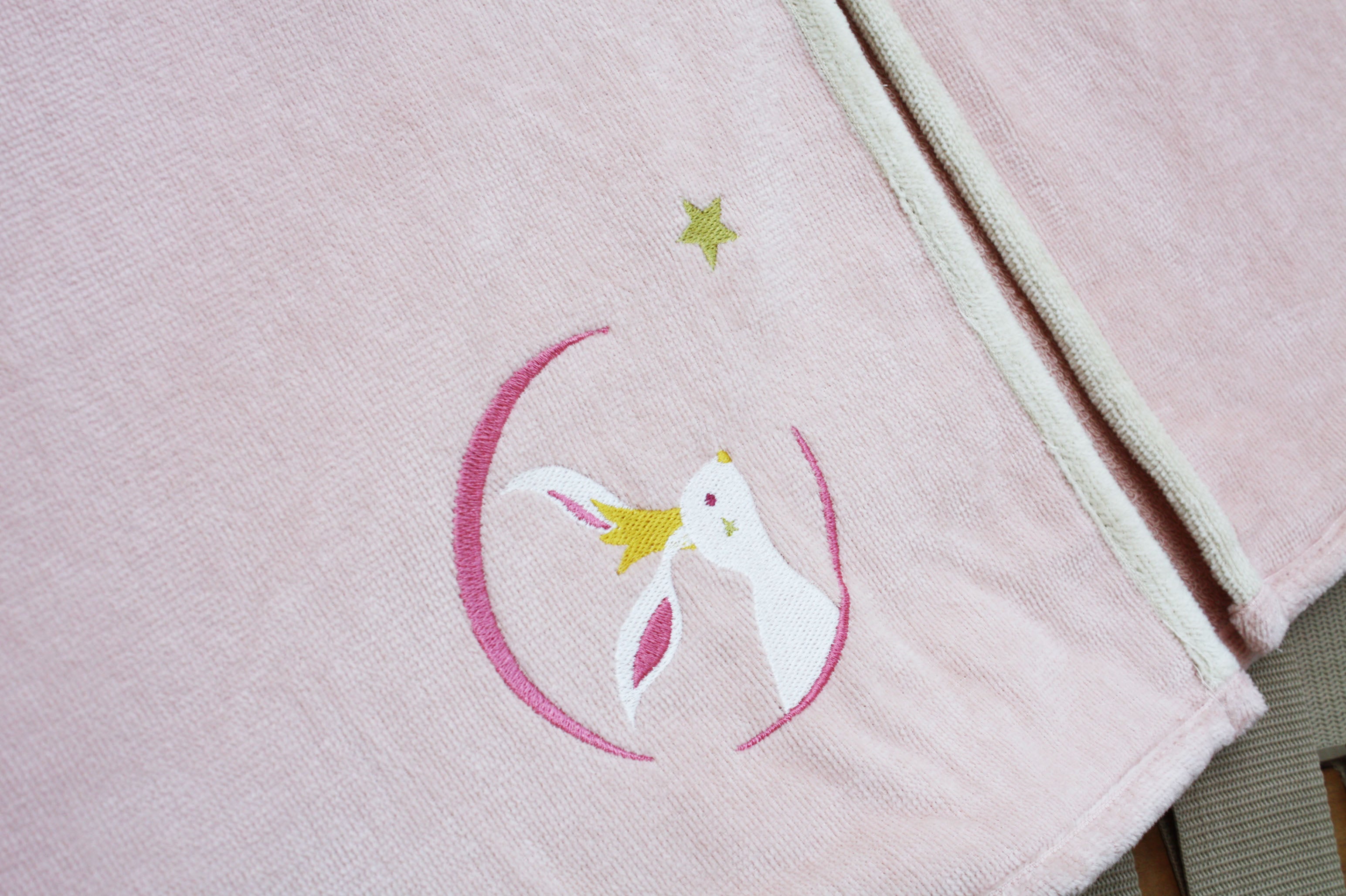 cape de bain, cape de bain personnalisée, cape de bain bébé, cape de bain enfant, poncho de bain, poncho de bain personnalisé, poncho de bain bébé, poncho de bain enfant, carré de bain, carré de bain bébé, cadeau de naissance, cadeau de naissance personnalisé, cadeau de noël, cadeau de noël personnalisé, sortie de bain enfant, sortie de bain bébé, sortie de bain personnalisée