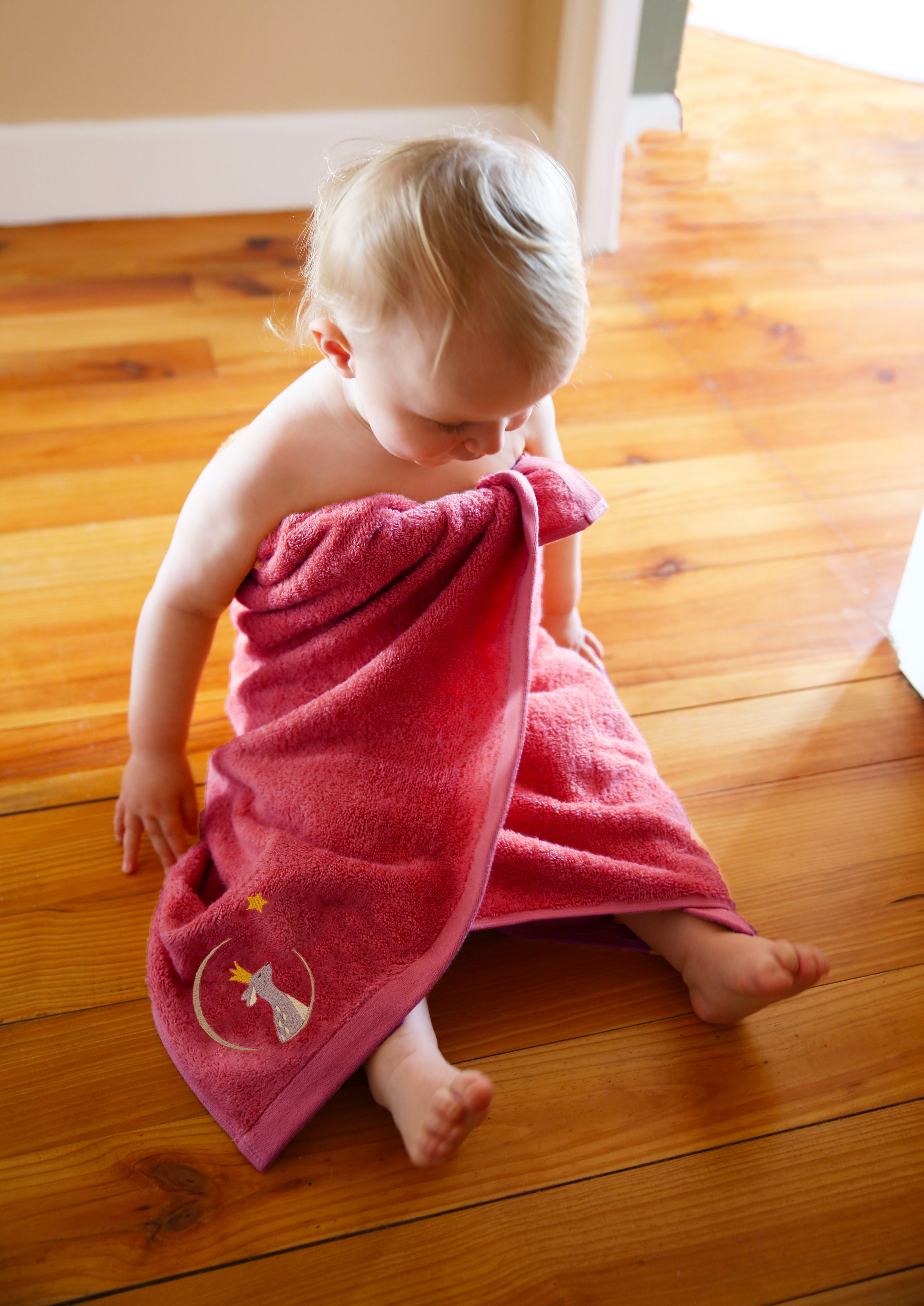 Serviette personnalisée bébé et enfant - Faon Fraise