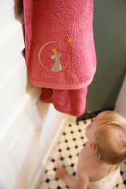 Serviette personnalisée bébé et enfant - Faon Fraise