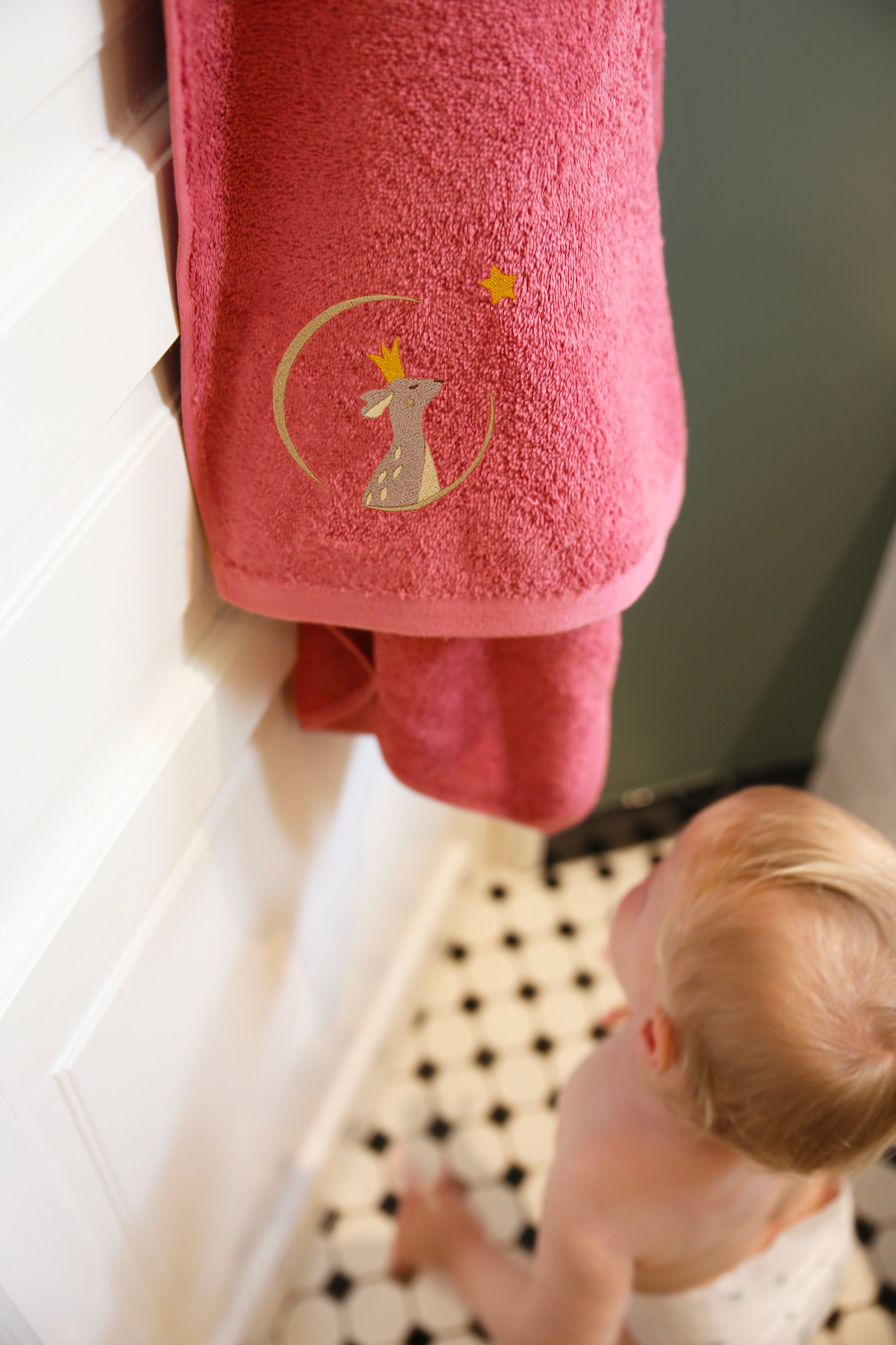 Serviette personnalisée bébé et enfant - Faon Fraise