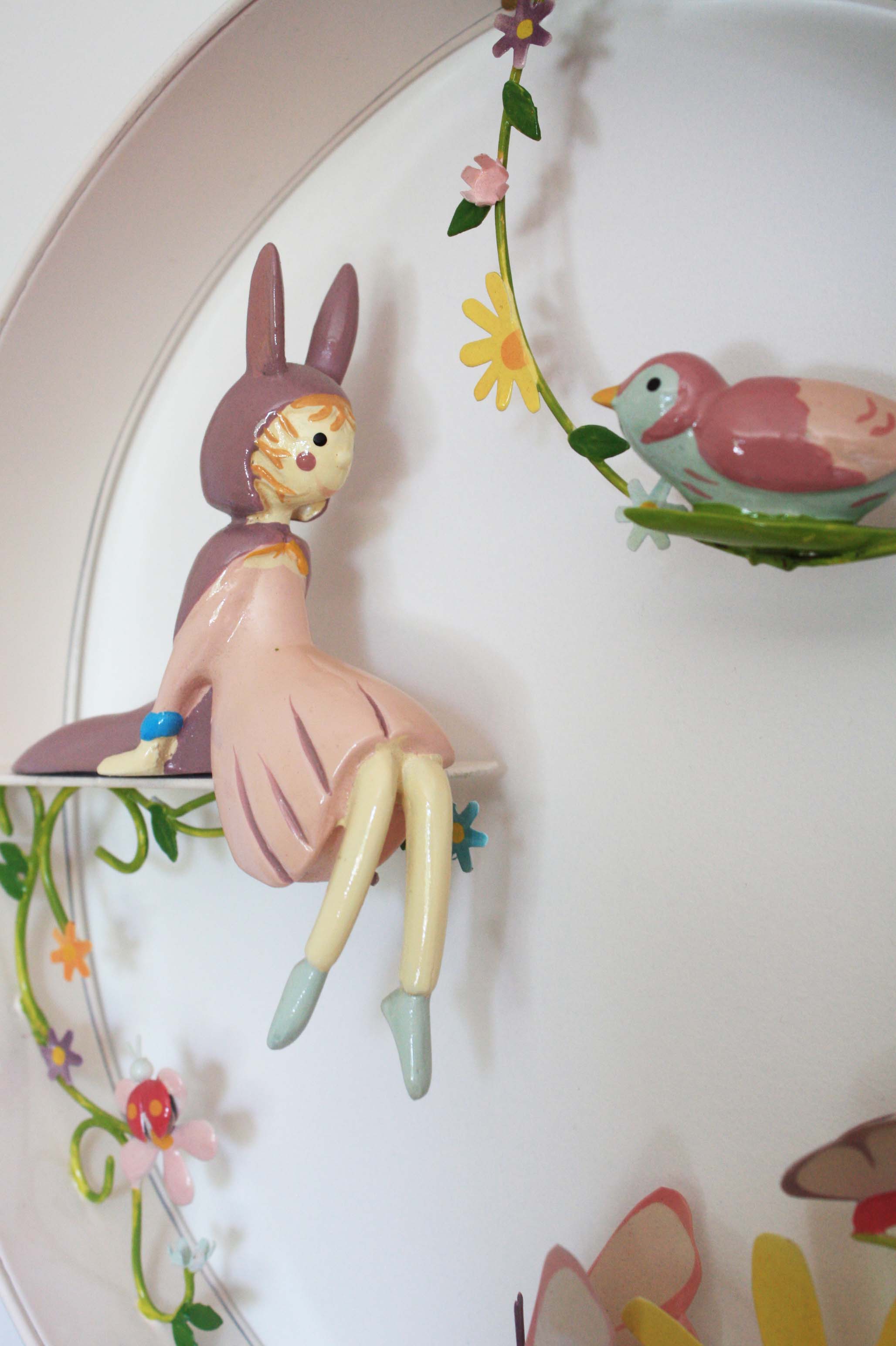 idee mobile en metal pour enfant, peau d'ane, mobile decoratif pour enfant, decoration de chambre d'enfant, mobile feerique, fabrication artisanale, peint a la main, creation française, marque française l'oiseau bateau, cadeau de naissance original