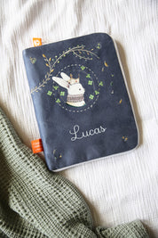 idee protege carnet de sante bebe, protege carnet de sante personnalise, theme lapin avec une couronne, couleur bleu marine, tissus 100% coton oeko tex, cadeau de naissance personnalisé, cadeau de naissance original, design français, marque française, l'oiseau bateau, cadeau de noël bébé, cadeau de noël personnalisé