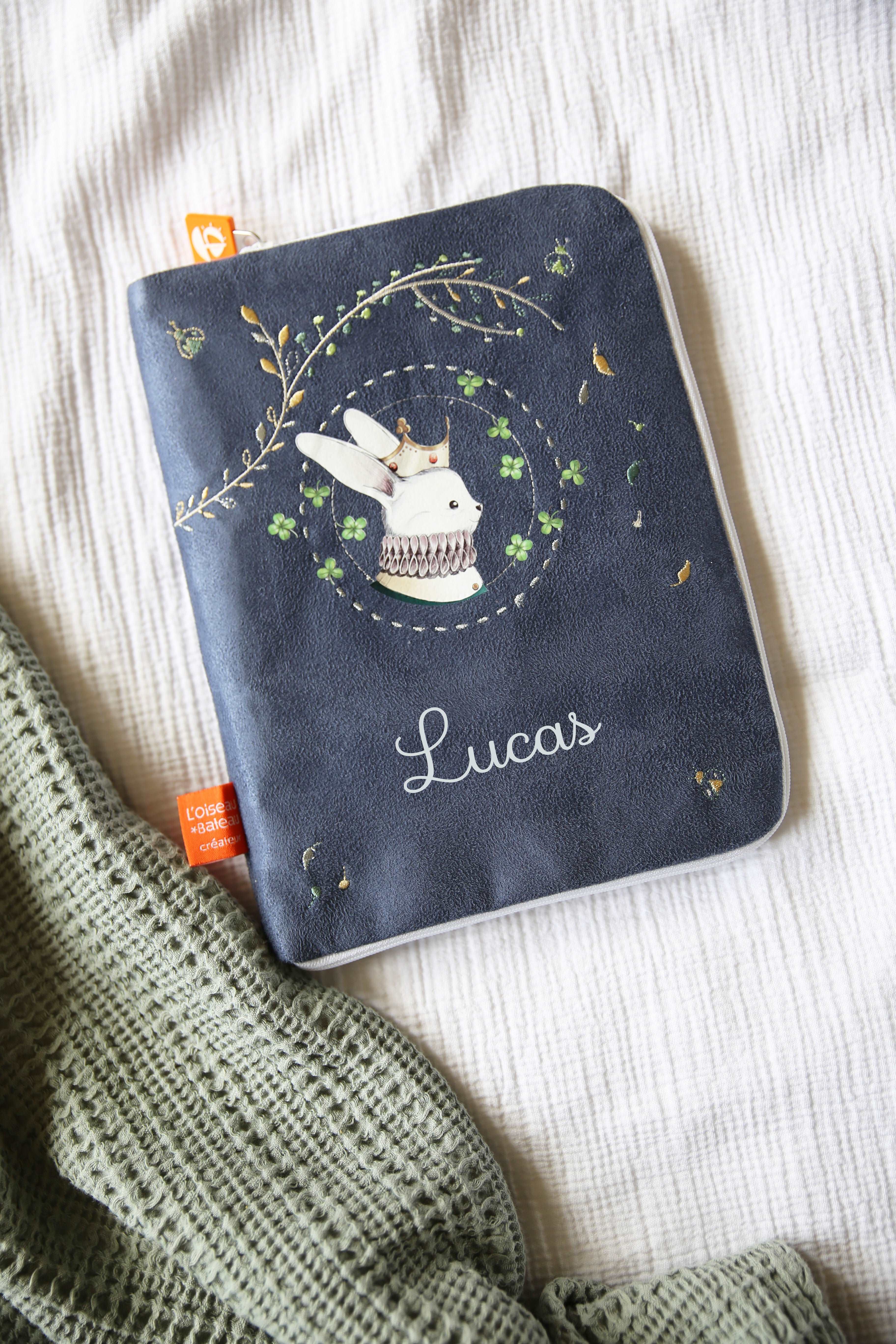 idee protege carnet de sante bebe, protege carnet de sante personnalise, theme lapin avec une couronne, couleur bleu marine, tissus 100% coton oeko tex, cadeau de naissance personnalisé, cadeau de naissance original, design français, marque française, l'oiseau bateau, cadeau de noël bébé, cadeau de noël personnalisé