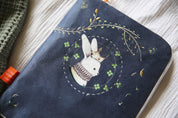 idee protege carnet de sante bebe, protege carnet de sante personnalise, theme lapin avec une couronne, couleur bleu marine, tissus 100% coton oeko tex, cadeau de naissance personnalisé, cadeau de naissance original, design français, marque française, l'oiseau bateau, cadeau de noël bébé, cadeau de noël personnalisé
