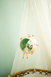 idee mobile en metal pour enfant, mobile souris, mobile decoratif pour enfant, decoration de chambre d'enfant, mobile feerique, fabrication artisanale, peint a la main, creation française, marque française l'oiseau bateau, cadeau de naissance original