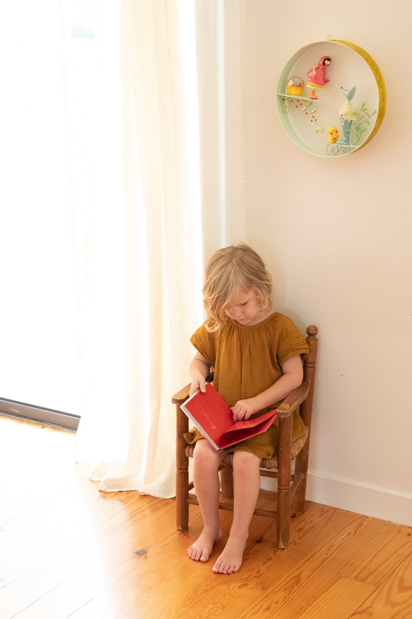 idee mobile en metal pour enfant, le loup et le chaperon rouge, mobile decoratif pour enfant, decoration de chambre d'enfant, mobile feerique, fabrication artisanale, peint a la main, creation française, marque française l'oiseau bateau, cadeau de naissance original
