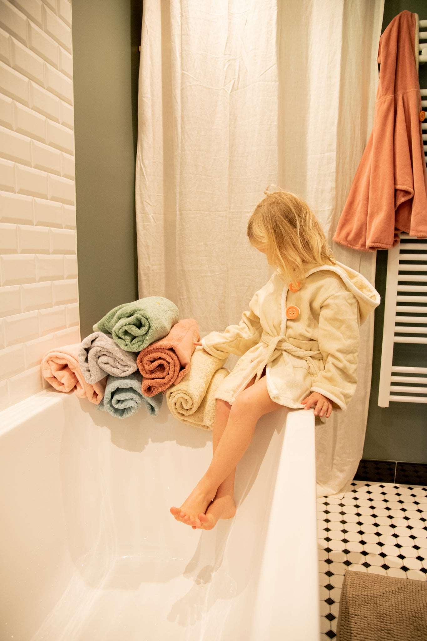 peignoir enfant, peignoir enfant personnalise, peignoir enfant brode, cadeau de naissance, peignoir 2 ans, peignoir 4 ans, peignoir eponge velours, peignoir brode, peignoir personnalise, cadeau personnalise, creation francaise, design francais, marque francaise, l'oiseau bateau, lin, theme daim