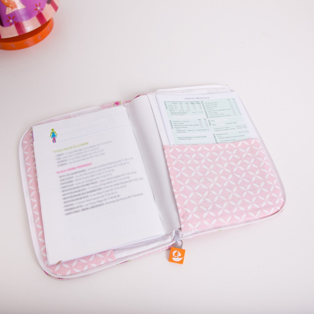 idee protege carnet de sante bebe, protege carnet de sante personnalise, theme boucle d'or et les trois ours, couleur bordeau, tissus 100% coton oeko tex, cadeau de naissance personnalisé, cadeau de naissance original, design français, marque française, l'oiseau bateau, cadeau de noël bébé, cadeau de noël personnalisé