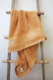 Carre de bain bebe, carre de bain personnalise bebe, carre de bain personnalise, serviette plage bebe, serviette plage personnalisee, serviette bebe evolutive, serviette evolutive, cadeau de naissance, serviette personnalisee, 100% coton oeko-tex, serviette absorbante enfant, design français, creation française, marque française, l'oiseau bateau, jaune, chat