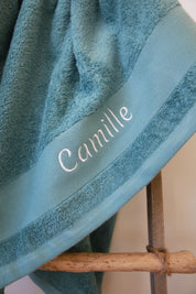 Carre de bain bebe, carre de bain personnalise bebe, carre de bain personnalise, serviette plage bebe, serviette plage personnalisee, serviette bebe evolutive, serviette evolutive, cadeau de naissance, serviette personnalisee, 100% coton oeko-tex, serviette absorbante enfant, design français, creation française, marque française, l'oiseau bateau, bleu, orque
