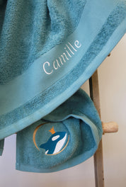 Carre de bain bebe, carre de bain personnalise bebe, carre de bain personnalise, serviette plage bebe, serviette plage personnalisee, serviette bebe evolutive, serviette evolutive, cadeau de naissance, serviette personnalisee, 100% coton oeko-tex, serviette absorbante enfant, design français, creation française, marque française, l'oiseau bateau, bleu, orque