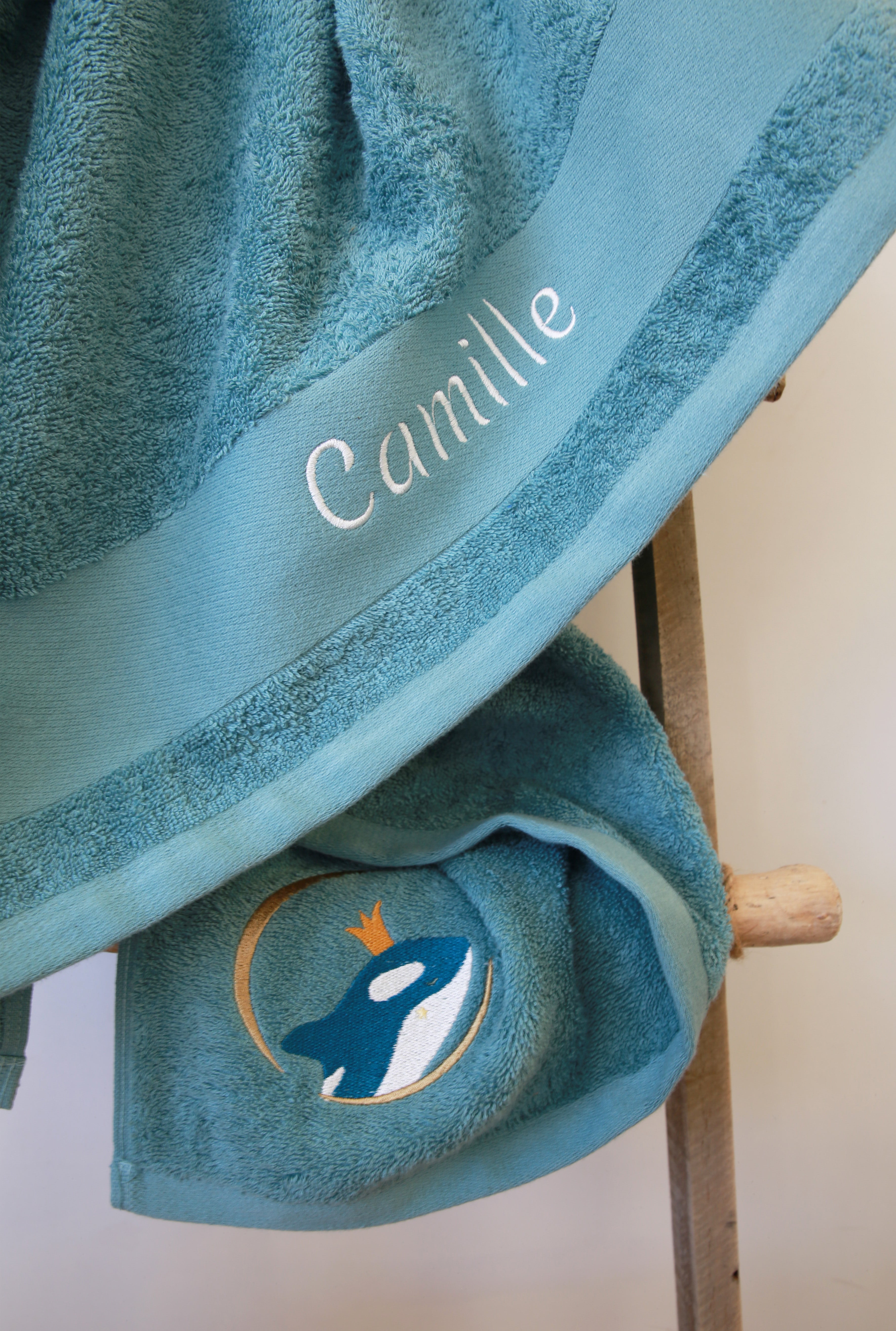 Carre de bain bebe, carre de bain personnalise bebe, carre de bain personnalise, serviette plage bebe, serviette plage personnalisee, serviette bebe evolutive, serviette evolutive, cadeau de naissance, serviette personnalisee, 100% coton oeko-tex, serviette absorbante enfant, design français, creation française, marque française, l'oiseau bateau, bleu, orque