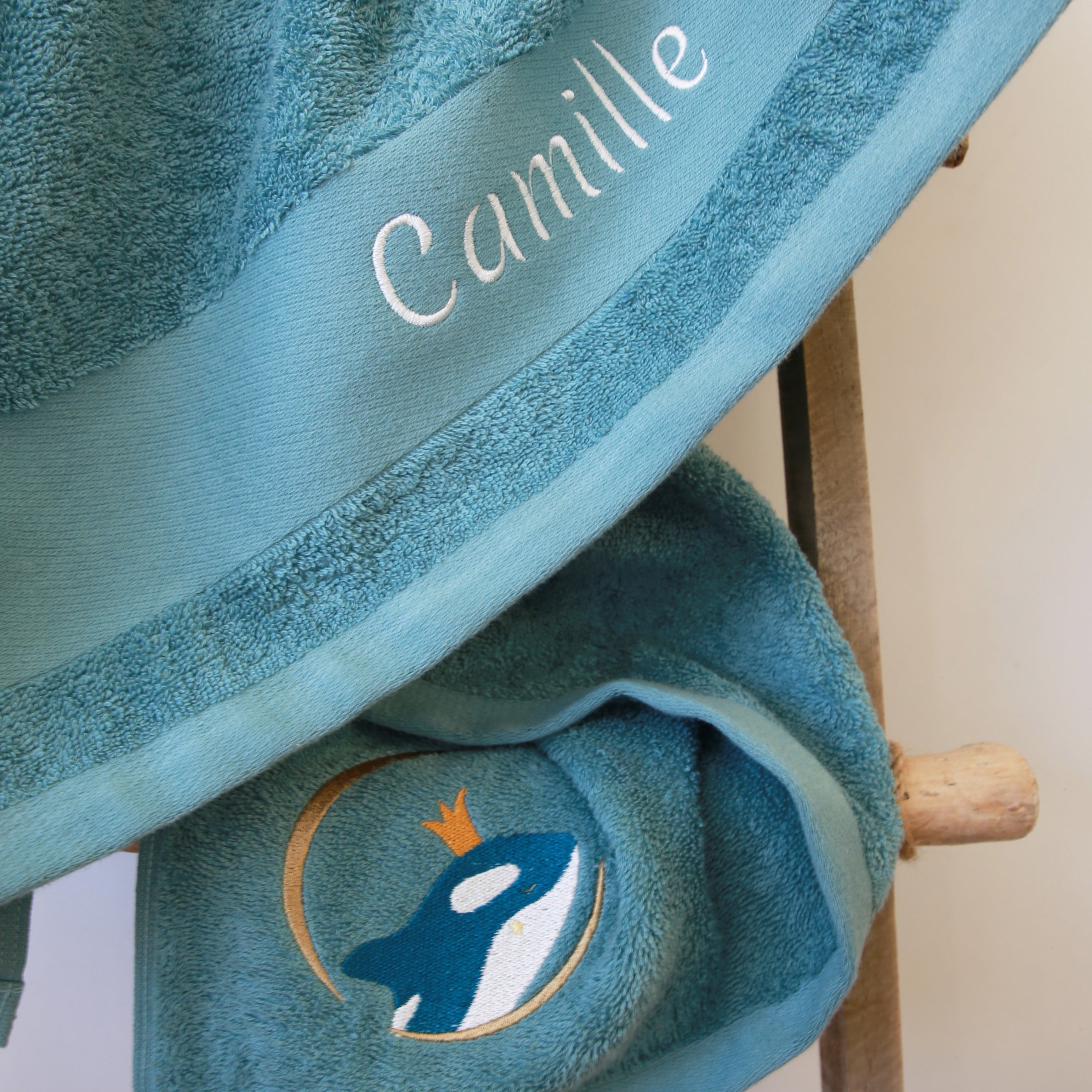 serviette enfant, serviette enfant personnalisee, serviette bebe, serviette bebe personnalise, cadeau de naissance, serviette personnalise, serviette 70 x 140, serviette 50 x 100, 100% coton oeko-tex, serviette absorbante enfant, design français, creation française, marque française, l'oiseau bateau, bleu, orque