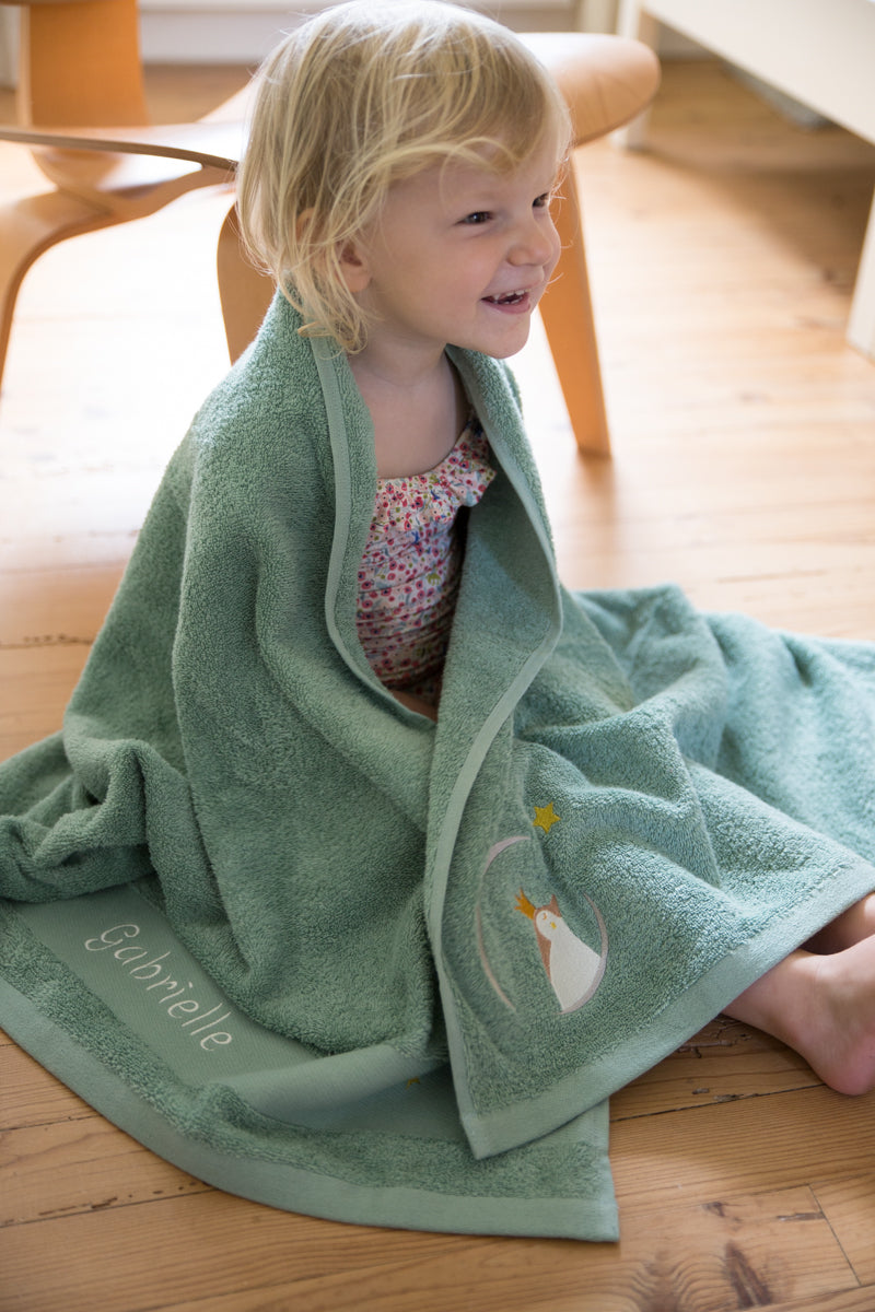 Carre de bain bebe, carre de bain personnalise bebe, carre de bain personnalise, serviette plage bebe, serviette plage personnalisee, serviette bebe evolutive, serviette evolutive, cadeau de naissance, serviette personnalisee, 100% coton oeko-tex, serviette absorbante enfant, design français, creation française, marque française, l'oiseau bateau, vert, pingouin