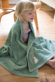 Carre de bain bebe, carre de bain personnalise bebe, carre de bain personnalise, serviette plage bebe, serviette plage personnalisee, serviette bebe evolutive, serviette evolutive, cadeau de naissance, serviette personnalisee, 100% coton oeko-tex, serviette absorbante enfant, design français, creation française, marque française, l'oiseau bateau, vert, pingouin