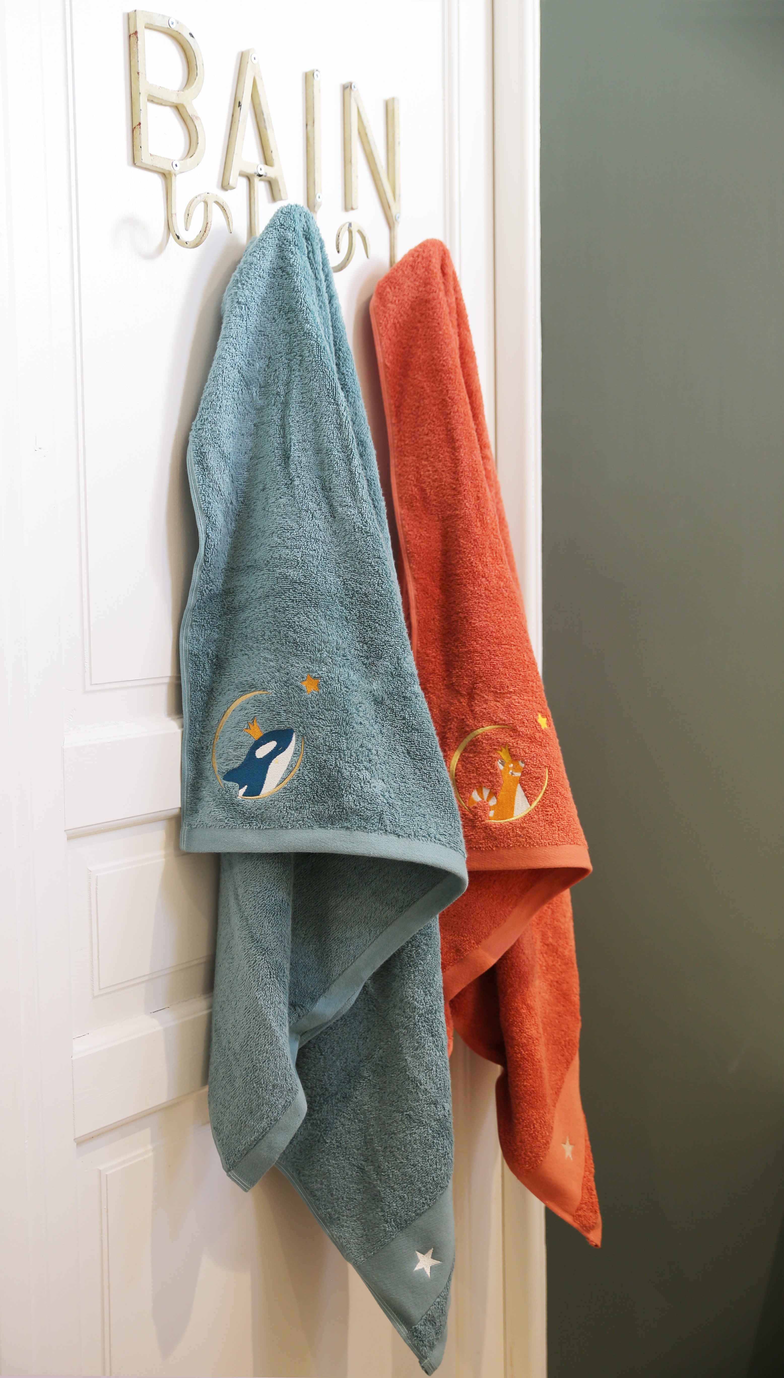 Carre de bain bebe, carre de bain personnalise bebe, carre de bain personnalise, serviette plage bebe, serviette plage personnalisee, serviette bebe evolutive, serviette evolutive, cadeau de naissance, serviette personnalisee, 100% coton oeko-tex, serviette absorbante enfant, design français, creation française, marque française, l'oiseau bateau, bleu, orque