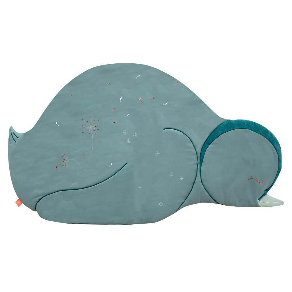 idee tapis d’éveil bebe, tapis en tissu, tapis pingouin bleu ocean, coton 100% Oeko-tex, idee cadeau de naissance, decoration chambre bebe, decoration chambre enfant, design français, création française, marque française, l’oiseau bateau.