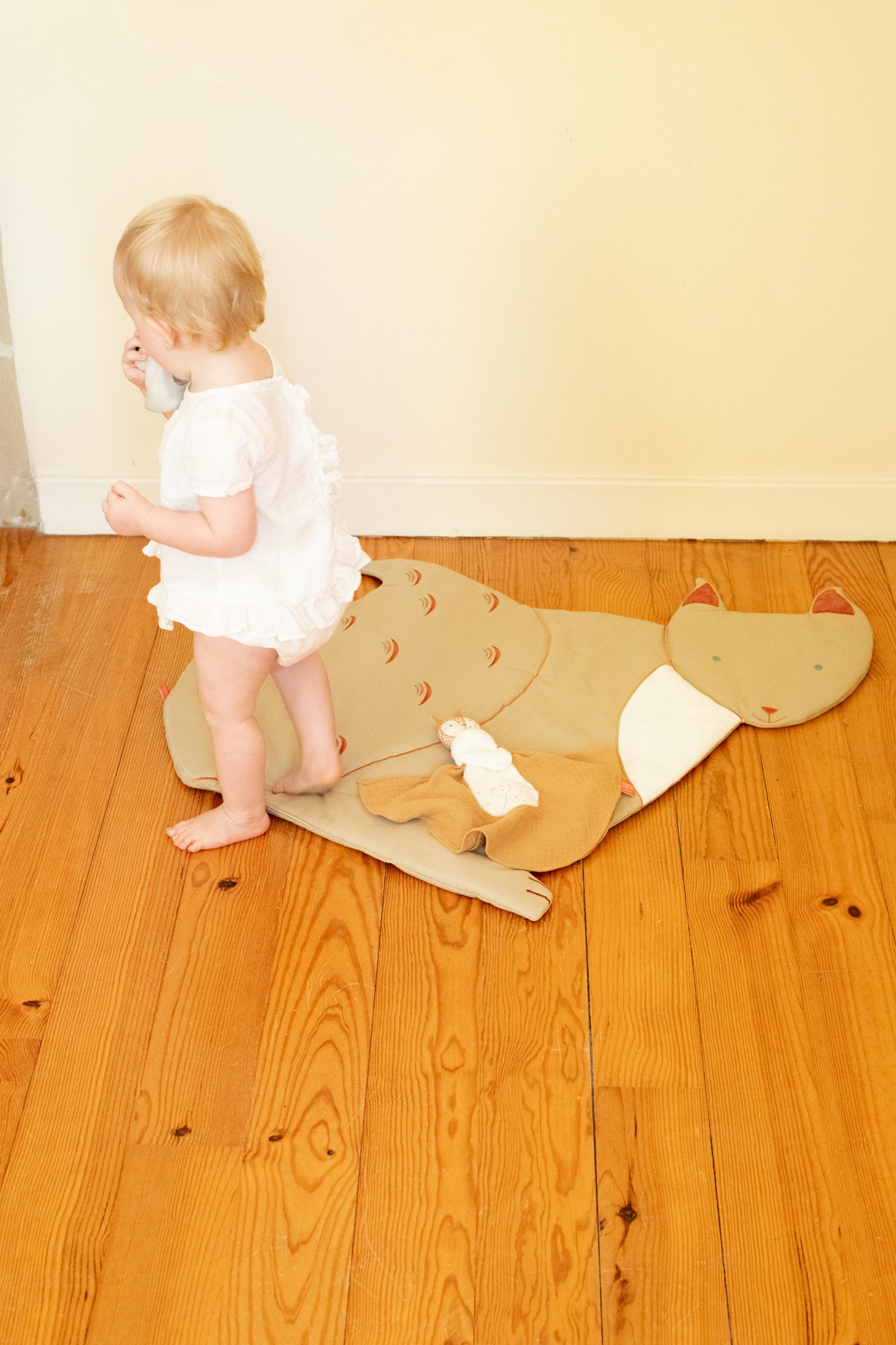 idee tapis d’éveil bebe, tapis en tissu, tapis ecureuil noisette, coton 100% Oeko-tex, idee cadeau de naissance, decoration chambre bebe, decoration chambre enfant, design français, creation française, marque française, l’oiseau bateau.