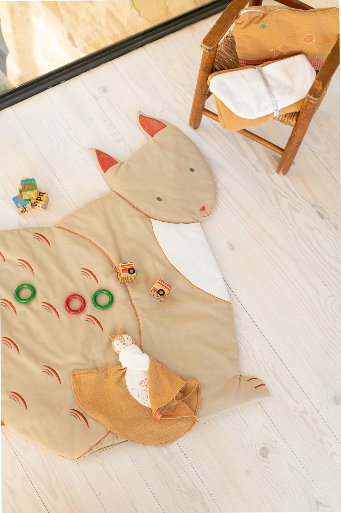 idee tapis d’éveil bebe, tapis en tissu, tapis ecureuil noisette, coton 100% Oeko-tex, idee cadeau de naissance, decoration chambre bebe, decoration chambre enfant, design français, creation française, marque française, l’oiseau bateau.