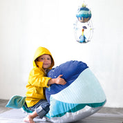 idee mobile en metal pour enfant, mobile baleine, mobile decoratif pour enfant, decoration de chambre d'enfant, mobile feerique, fabrication artisanale, peint a la main, creation française, marque française l'oiseau bateau, cadeau de naissance original