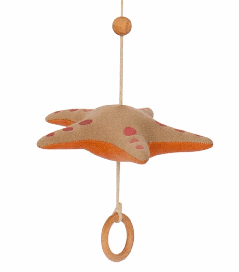 idee mobile decoratif pour enfant en forme d'etoile de mer, decoration chambre d'enfant, mobile pour bebe en tissu, mobile perle bois naturel, creation française, marque française, l'oiseau bateau