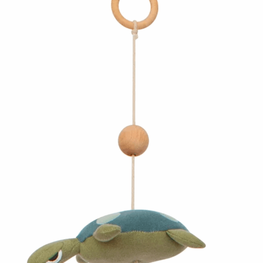 idee mobile decoratif pour enfant en forme de tortue, decoration chambre d'enfant, mobile pour bebe en tissu, mobile perle bois naturel, creation française, marque française, l'oiseau bateau