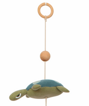 idee mobile decoratif pour enfant en forme de tortue, decoration chambre d'enfant, mobile pour bebe en tissu, mobile perle bois naturel, creation française, marque française, l'oiseau bateau