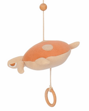 idee mobile decoratif pour enfant en forme de tortue, decoration chambre d'enfant, mobile pour bebe en tissu, mobile perle bois naturel, creation française, marque française, l'oiseau bateau