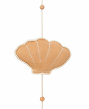 idee mobile decoratif pour enfant en forme de baleine, decoration chambre d'enfant, mobile pour bebe en tissu, mobile perle bois naturel, creation française, marque française, l'oiseau bateau