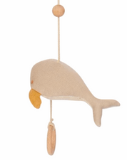 idee mobile decoratif pour enfant en forme de baleine, decoration chambre d'enfant, mobile pour bebe en tissu, mobile perle bois naturel, creation française, marque française, l'oiseau bateau