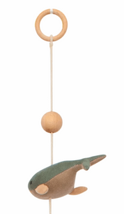 idee mobile decoratif pour enfant en forme de baleine, decoration chambre d'enfant, mobile pour bebe en tissu, mobile perle bois naturel, creation française, marque française, l'oiseau bateau