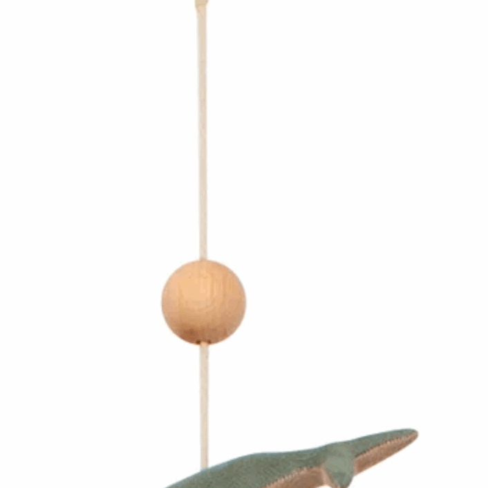 idee mobile decoratif pour enfant en forme de baleine, decoration chambre d'enfant, mobile pour bebe en tissu, mobile perle bois naturel, creation française, marque française, l'oiseau bateau