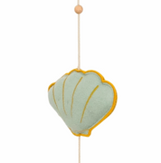 idee mobile decoratif pour enfant en forme de baleine, decoration chambre d'enfant, mobile pour bebe en tissu, mobile perle bois naturel, creation française, marque française, l'oiseau bateau