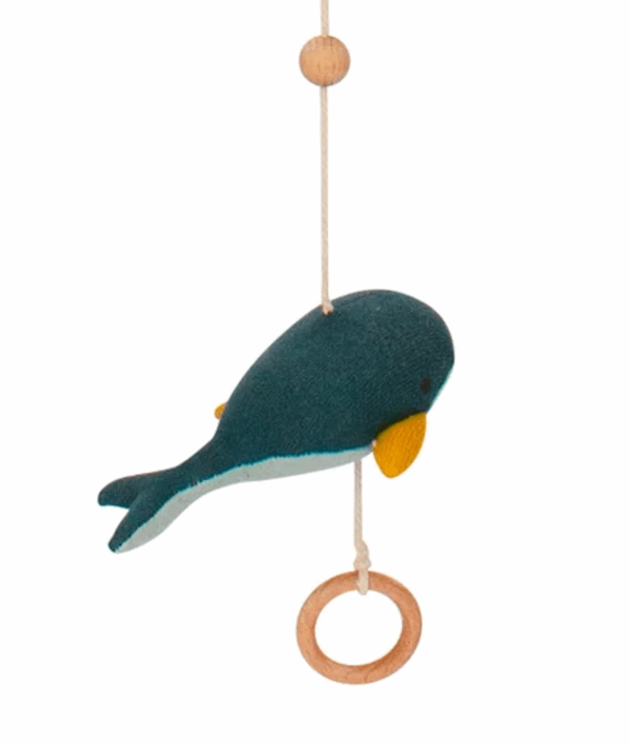 idee mobile decoratif pour enfant en forme de baleine, decoration chambre d'enfant, mobile pour bebe en tissu, mobile perle bois naturel, creation française, marque française, l'oiseau bateau