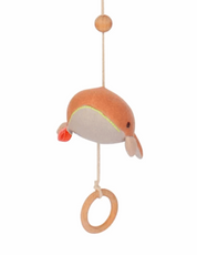 idee mobile decoratif pour enfant en forme de baleine, decoration chambre d'enfant, mobile pour bebe en tissu, mobile perle bois naturel, creation française, marque française, l'oiseau bateau