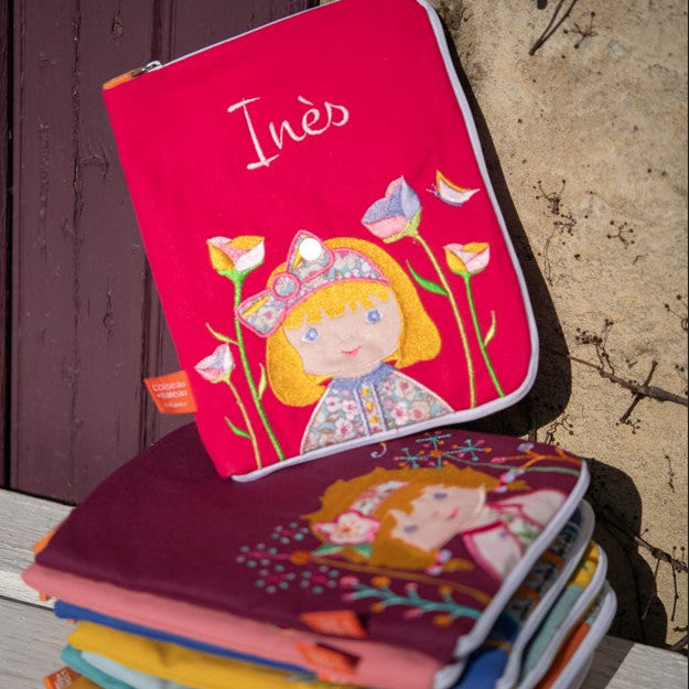 idee portege carnet de sante bebe, protege carnet de sante personnalise, theme alice au payx des merveilles, couleur rose, tissus 100% coton oeko tex, cadeau de naissance personnalisé, cadeau de naissance original, design français, marque française, l'oiseau bateau.