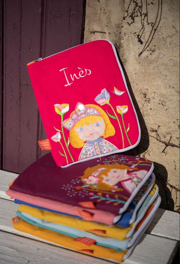 idee portege carnet de sante bebe, protege carnet de sante personnalise, theme alice au payx des merveilles, couleur rose, tissus 100% coton oeko tex, cadeau de naissance personnalisé, cadeau de naissance original, design français, marque française, l'oiseau bateau.